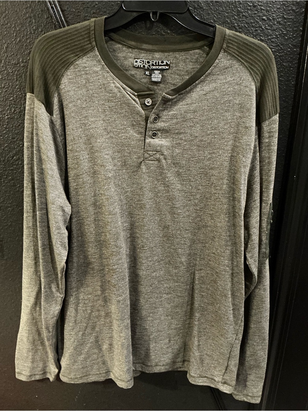 Distortion Mens XL Gray Long Sleeve Henley Shirt Ribbed Shoulder Casual Tee